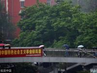 北京迎明顯降雨天氣 民眾帶雨具出行