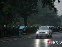 北京迎明顯降雨天氣 民眾帶雨具出行