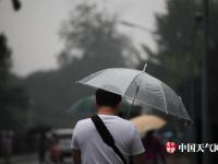 北京迎明顯降雨天氣 民眾帶雨具出行