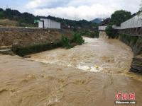 貴州雷山縣遭受大暴雨襲擊 大橋被沖斷