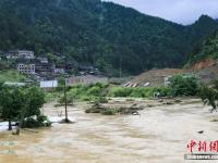 貴州雷山縣遭受大暴雨襲擊 大橋被沖斷