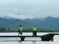  杭州：煙雨西湖 雨霧飄渺