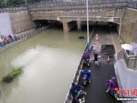 桂林暴雨襲城致多處內(nèi)澇 車輛被淹