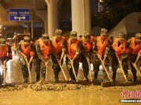 洪災(zāi)后廣西柳州連夜清淤 武警席地而睡