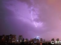  杭州：電閃雷鳴 夜雨降臨