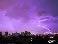  杭州：電閃雷鳴 夜雨降臨