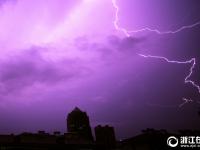  杭州：電閃雷鳴 夜雨降臨