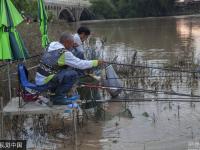 洪水淹沒玉米地 農(nóng)民改釣魚每天釣百條