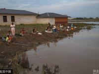 洪水淹沒玉米地 農(nóng)民改釣魚每天釣百條