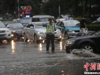 青島暴雨 交警赤腳指揮交通