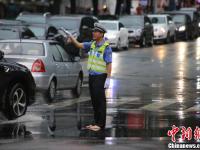 青島暴雨 交警赤腳指揮交通