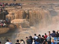 各地景區(qū)迎來(lái)客流高峰