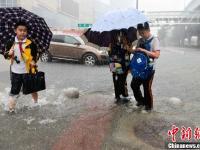 海口遭暴雨襲擊成“水城”