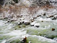 九寨溝迎來入冬第一場雪 晶瑩剔透美如仙境