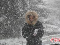 山東煙臺遭暴雪襲擊 民眾艱難出行