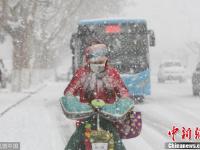 山東煙臺遭暴雪襲擊 民眾艱難出行