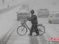 山東煙臺遭暴雪襲擊 民眾艱難出行