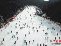  航拍南方游客廬山盡享冰雪運動樂趣