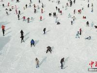  航拍南方游客廬山盡享冰雪運動樂趣