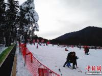  航拍南方游客廬山盡享冰雪運動樂趣