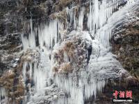  梵凈山景區(qū)因雨雪凝凍形成“山石云瀑”