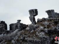  梵凈山景區(qū)因雨雪凝凍形成“山石云瀑”