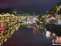  鳳凰古城沱江夜景如畫