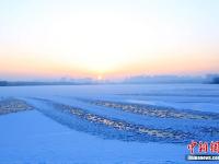  甘肅戈壁濕地冰面“雪處疑花滿”