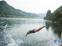  夏日江水享沁涼