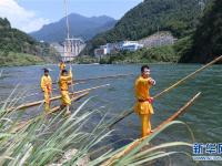  福建寧德：“獨木沖浪”秀絕技