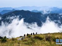 
云起峰巒間 紫柏山如畫
