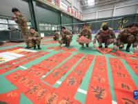 貴陽(yáng)：書畫家進(jìn)軍營(yíng) 揮毫潑墨送祝福
