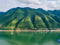 長江巫山段水清岸綠
