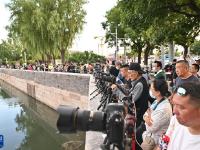 雨后故宮角樓引游人
