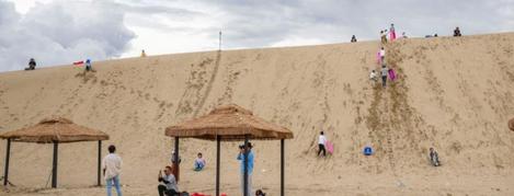 西藏扎囊：沙漠公園引客來