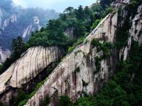 西岳華山：峭仞聳巍巍 奇險引游人
