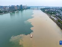 雨后漢江 “涇渭分明”
