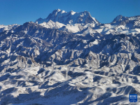 天山村雪趣
