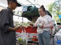 蘭州：應季瓜果攤點助農增收
