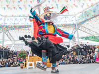 西藏：布达拉宫脚下赏藏戏
