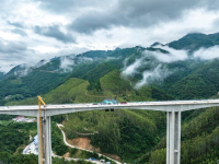 云南硯山：那紹特大橋左幅順利合龍
