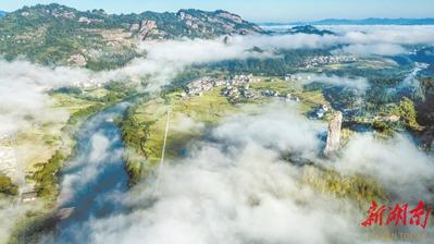 圖片新聞：新寧縣崀山風(fēng)景名勝區(qū)夫夷江景區(qū)出現(xiàn)云海景觀 