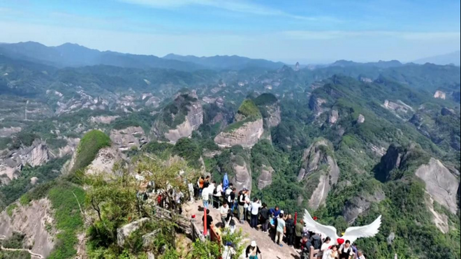 新寧崀山：文旅業(yè)態(tài)多元融合賦能?chē)?guó)慶假期“精彩游”