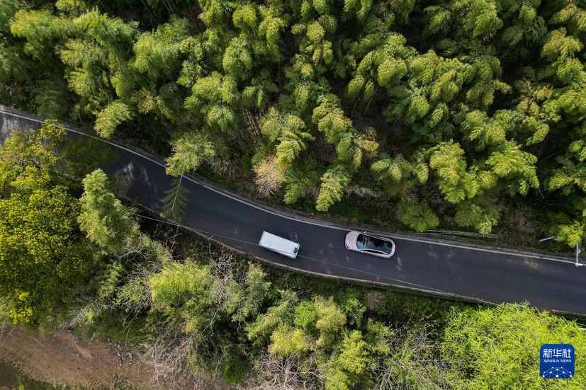 浙江湖州：智能無人物流車上路測(cè)試
