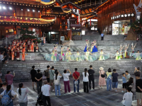 湖北宣恩：一河夜色起 精彩夏日游
