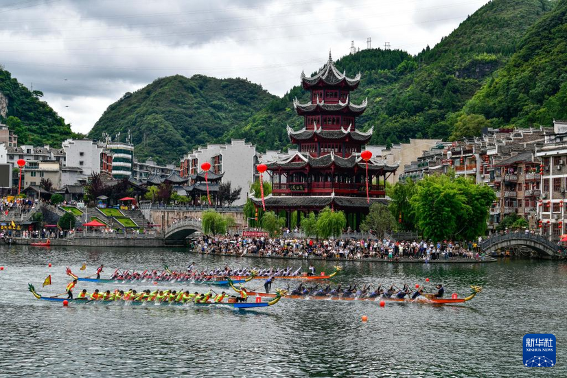貴州鎮(zhèn)遠(yuǎn)：古城賽龍舟
