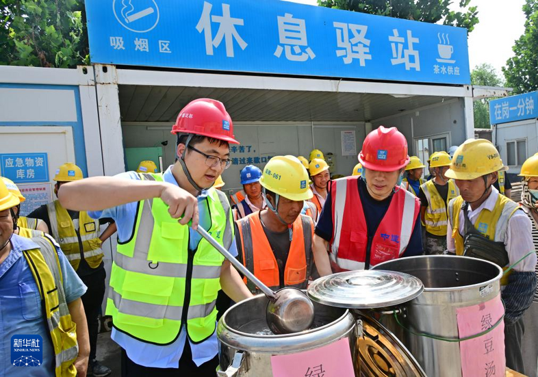 山東青島：夏日工地“送清涼”
