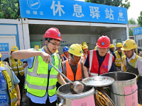 山東青島：夏日工地“送清涼”
