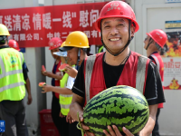 山東青島：夏日工地“送清涼”
