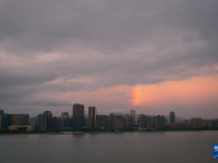 浙江杭州：彩虹伴霞光
